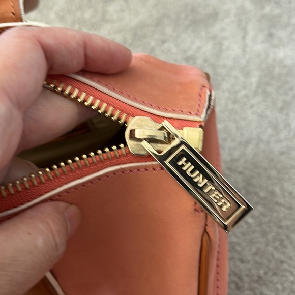 Hunter brand coral nubuck leather handbag - Picture 5 of 6